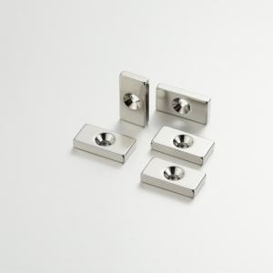 Imanes de neodimio con agujeros para tornillos Bloque cuadrado y base magnética redonda Agujeros avellanados planos - Product Image 5