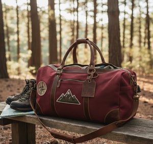 Sac de voyage vintage en toile bordeaux avec garniture en cuir, patch montagne et étiquette de bagage personnalisée - Grand sac de voyage pour la nuit - Product Image 1