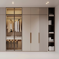 Système de dressing moderne vert Shaker, armoire sur mesure en bois massif avec portes coulissantes réglables et poignées dorées pour chambre à coucher