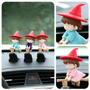 ของตกแต่งรถยนต์รูปแม่มดน่ารักบนไม้กวาดบิน วัสดุ PLA การ์ตูน 3 มิติ ของขวัญส่วนตัว - Product Image 4