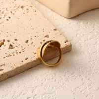 Cincin jari wanita model pelukan desainer kreatif, berlapis emas 18K, grosir, bentuk tidak beraturan, halus, dari stainless steel, trendi