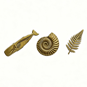 Badge de revers en laiton brut, motif dinosaure fossile, thème monde marin, musée de l'océan, poisson, souvenir fossile - Product Image 1