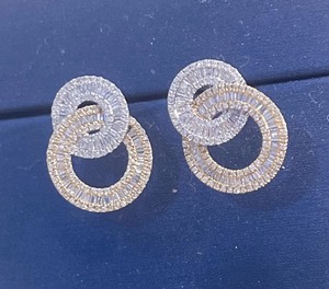 Ins Hotselling Design Double Circle Baguette Diamond Earring In due toni con oro massiccio 18 carati - Product Image 1