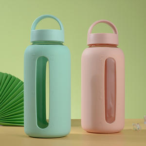 Bouteille d'eau en verre HGB-041 avec manchon en silicone 1L, graduations, pour voyage, design uni - Product Image 1