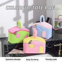 Nouvelles trousses de maquillage colorées et mignonnes en forme de maison, grande capacité, en polyester durable, avec fermeture éclair, sacs à cosmétiques portables pour femmes