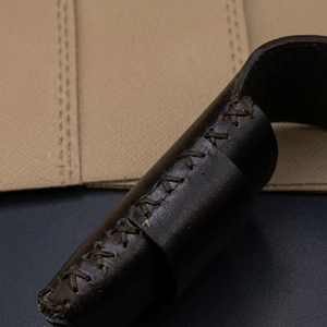 Porte-cartes vertical en cuir véritable, fin et élégant, avec fermeture à rabat, compact et minimaliste - Product Image 3