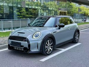 BMW <span class=keywords><strong>Mini</strong></span> <span class=keywords><strong>Cooper</strong></span> S 2.0T Turbo Quatre cylindres Gauche Cuir Foncé R17 Transmission Automatique Élégante Deux portes Hayon 2022 d'occasion - Product Image 1