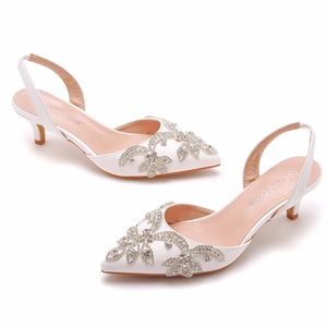 Sandali a punta di grandi dimensioni da 5 cm alla moda <span class=keywords><strong>scarpe</strong></span> da <span class=keywords><strong>sposa</strong></span> dorate con strass a <span class=keywords><strong>tacco</strong></span> <span class=keywords><strong>basso</strong></span> da donna - Product Image 6