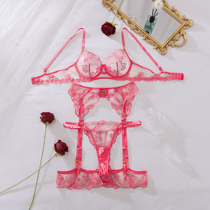 Nouveauté 2026 <span class=keywords><strong>en</strong></span> stock : Ensemble de lingerie florale <span class=keywords><strong>en</strong></span> dentelle grande taille pour femme, 3 pièces, avec soutien-gorge à armatures, résille transparente et porte-jarretelles - Product Image 3