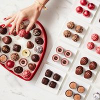 OEM-geeignete Premium-Kartonverpackung für Valentinstagsgeschenke, luxuriöse Schokoladengeschenkbox in Herzform, Geschenkbehälter