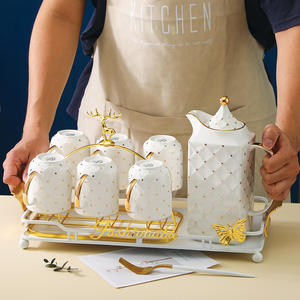 Ensemble de tasses à eau en céramique de style européen avec bouteille et tasses dorées - Product Image 1