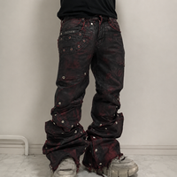 DiZNEW – Nouveau Jean Homme Streetwear Rouge et Noir Effet Vieilli avec Œillets et Clous, Style Denim Déstructuré et Empilé