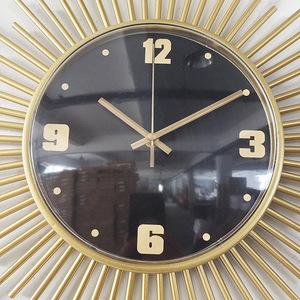 Vente en gros de grande horloge décorative murale en métal, créative, silencieuse, moderne, en forme de <span class=keywords><strong>soleil</strong></span>, aiguille abstraite la plus vendue pour la décoration du salon - Product Image 5
