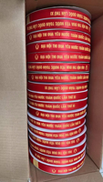 Kişiselleştirilmiş logo ve 3D kabartmalı altın varak detaylarıyla süslenmiş özel lüks polyester saten-grosgrain kurdele.