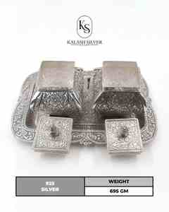 กล่องใส่กุมกุมคู่ทำจากเงินสเตอร์ลิง พร้อมลายแกะสลักดอกไม้แบบนาคชีที่ประณีต และถาดรองเข้าชุด น้ำหนัก 695 กรัม สำหรับพุจ - Product Image 2