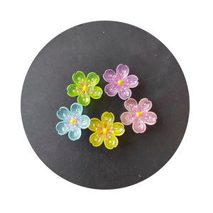 Confezione da 100 Pezzi di Fiori di Sakura Luminosi da 26MM, Cabochon in Resina Piatta, Perline Floreali Kawaii per Slime e Fai-da-Te - Product Image 5