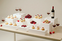 Support de présentation en acrylique carré personnalisé pré-assemblé pour gâteaux, cupcakes et desserts de mariage et d'anniversaire