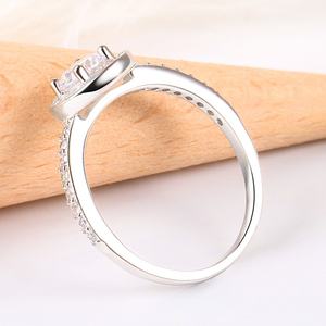 แหวนหมั้นและแต่งงานสำหรับผู้หญิงจากซันสตาร์ จิวเวลรี่ เงินแท้ 925 ชุบโรเดียม ประดับเพชรซิคอน ดีไซน์โรแมนติก เหมาะสำหรับงานปาร์ตี้ CMA - Product Image 4