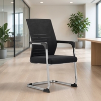 Chaise de bureau visiteur moderne noire en maille, à dossier haut, avec support lombaire, coussin en mousse et cadre chromé