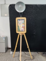 Cabina de Fotos Vintage de Madera de Roble de Doble Cara con Patas Plegables, Panel Personalizado para iPad, Altavoz Marshall y Opción de Soporte para Impresora