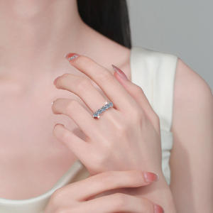 Delicati <span class=keywords><strong>Anelli</strong></span> con <span class=keywords><strong>Cinque</strong></span> Diamanti Principessa, Argento Sterling 925 Antiossidante, Moissanite 1CT VVS GRA, Gioielli per Donne - Product Image 2