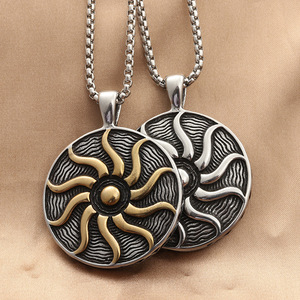 Collier pour homme en acier titane de style européen avec pendentif tournesol au design géométrique, à porter au quotidien - Product Image 1
