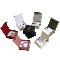 Boîte à bijoux en carton de luxe, forme livre, écologique, recyclable, avec logo personnalisé, 9*9*3cm, beige, fermeture magnétique, doublure en éponge, gaufrage