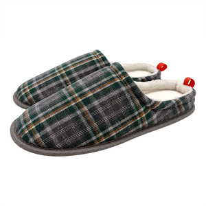 Chaussons d'hiver pour hommes en tissu écossais avec mousse à mémoire de forme et doublure en polaire douce, pantoufles décontractées à enfiler pour la maison - Product Image 1