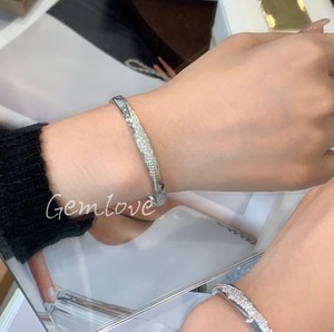 Lujoso brazo innovador de oro de 18 quilates diseñado exclusivamente para mujeres con diamantes redondos cultivados en laboratorio certificados por IGI - Product Image 4