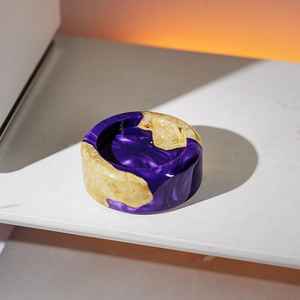 Porte-bougie unique en résine et bois fait à la main, combinant du bois naturel et de la résine colorée, design artistique et durable, idéal - Product Image 2