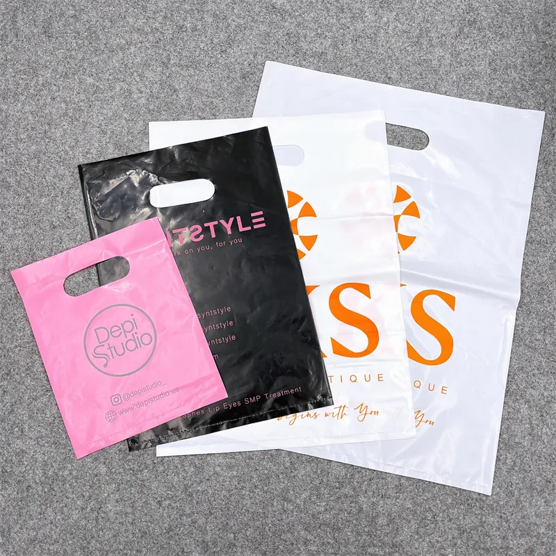Adedi 50 adet özel Logo tasarım baskılı LDPE kalıp kesim kolu plastik torba çeşitli renkler alışveriş çantası ile özel Logo