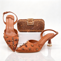 Sepatu Slingback Berhias Rhinestone Cokelat dengan Tas Clutch Senada, Ujung Runcing, Hak Tebal, Set Sepatu dan Tas Formal Wanita