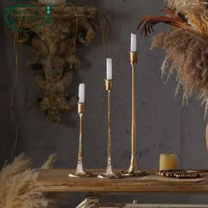 Juego de Candelabros de Hierro de Estilo Gótico Medieval con Acabado Dorado, Decoración para el Hogar - Product Image 2