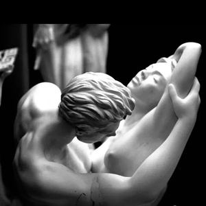 Современная полноразмерная статуя обнаженной пары из натурального мрамора для украшения сада, виллы, церкви или интерьера. - Product Image 2