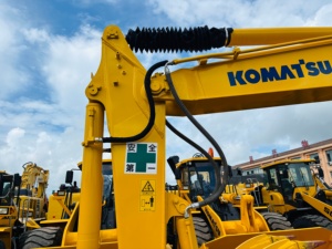 Miniexcavadora Komatsu PC60 Original de 6 Toneladas con Motor Diésel, Bomba Hidráulica y Controles, Asiento Confortable para Trabajos en el Patio Trasero - Product Image 3