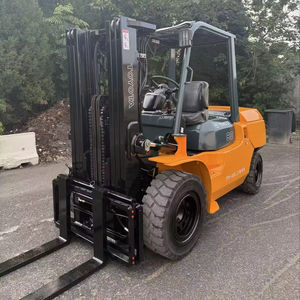 Chariot élévateur TCM d'occasion japonais à faible nombre d'heures de fonctionnement, Toyota FD50, 5 tonnes, moteur diesel avec déplaceur latéral et mât à 3 sections, pour la vente au détail - Product Image 1