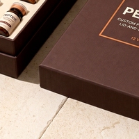 Boîte rigide personnalisée en carton brun chocolat avec couvercle et base pour flacons de peptides, avec impression offset et logo estampé à chaud