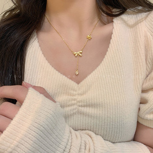 <span class=keywords><strong>Collana</strong></span> farfalla <span class=keywords><strong>con</strong></span> nodi farfalla tempestati di diamanti che la rendono una <span class=keywords><strong>collana</strong></span> lussuosa e Versatile per le donne N8000115 - Product Image 1