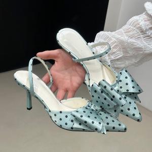 รองเท้าส้นสูงแบบสวม Baotou Bow Tie Thin Stiletto สำหรับผู้หญิง ฤดูร้อน หัวแหลม สีน้ำเงินขาวลายพราง ใส่สบาย ระบายอากาศได้ดี เหมาะสำหรับไปทะเล - Product Image 5