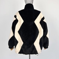 Veste à motif losanges noir et blanc, coupe ample, en polaire épaisse, vente directe personnalisée en usine