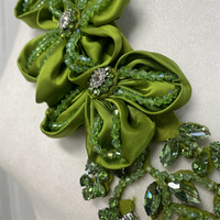 Applique de corsage en satin ornée de fleurs et de strass