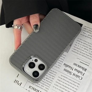 Nuevo Modelo para iPhone 16 Pro, Anillo Metálico para Lente con Textura de Fibra de Carbono, Material TPU+PC, Protección Contra Caídas - Product Image 4