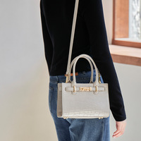 Sac bandoulière polyvalent en cuir véritable motif crocodile ultra-populaire pour femme, collection Printemps/Été 2026, avec fermeture éclair