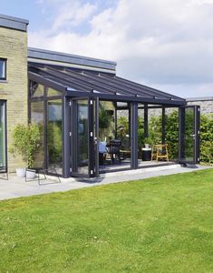 Véranda insonorisée en aluminium moderne pour jardin extérieur Usine directe à bas prix-Solaires de taille personnalisée Maisons pour villas Toit incliné - Product Image 5