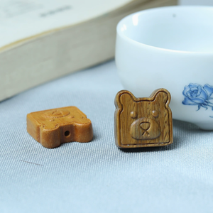 WD067 Adorables Dijes Cuadrados con Forma de Cabeza de Oso, Dijes de Madera Natural Aromática con Forma de Animal para Collares, Pulseras, Joyería y Manualidades - Product Image 1