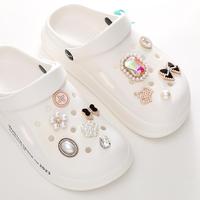 Nouvelles décorations perforées en alliage de zinc électroplaqué pour chaussures, fleurs DIY pour sandales de plage, et décorations pour coques de téléphone à barre en T