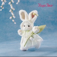 Adorable lapin en peluche blanc sur le thème du printemps avec robe en dentelle et tulipe