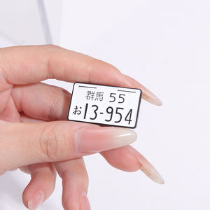 Sming Pins inicial <span class=keywords><strong>D</strong></span> dibujos animados japonés matrícula esmalte broche Moda Ropa Accesorios regalo joyería - Product Image 4