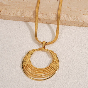 Collier en acier inoxydable 304 plaqué or 18 carats de haute qualité avec pendentif rond creux plaqué or 18 carats conçu pour les femmes - Product Image 5