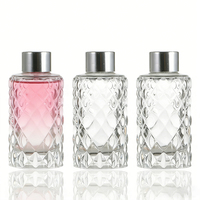 Flacon d'aromathérapie en verre transparent à motif diamanté, adapté à la mise en place de compositions florales et à la diffusion de parfums.